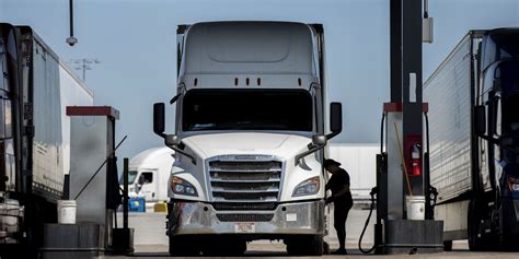 Trucking Giant Knight-Swift Transportation to Buy U.S. Xpress - WSJ