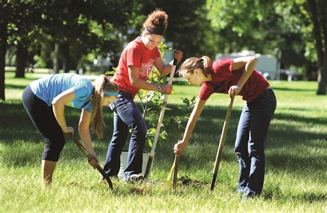 Hundreds of Central College volunteers to serve community – Central ...