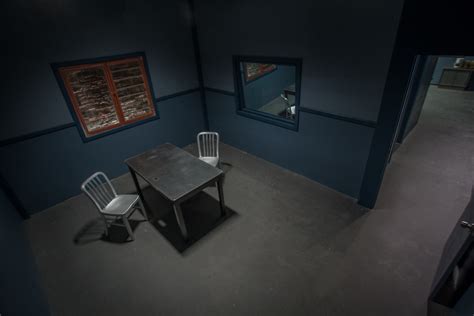 Interrogation Room Standing Set in Los Angeles - Jail Cells, Bullpen