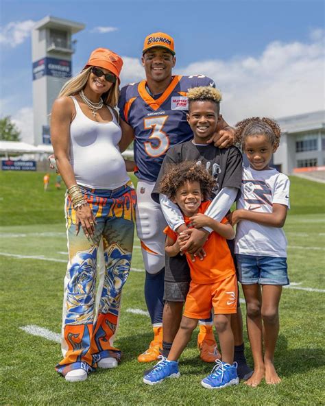 Pregnant Ciara poses for family photo with Russell Wilson, three kids after baby no. 4 news