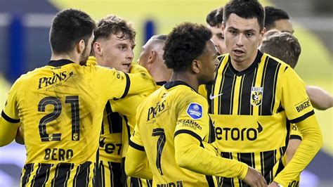 Fabuleuze goals Frederiksen redden Vitesse in slechte wedstrijd tegen Sparta