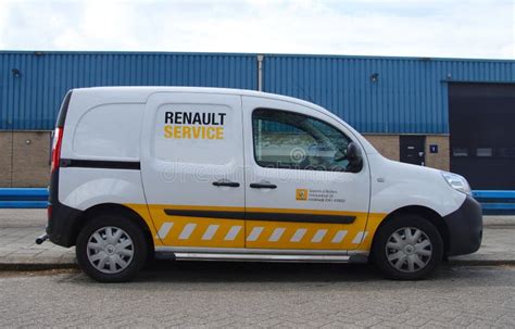 Renault service car editorial photo. Image of assistance - 92414736