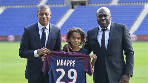 Mbappé Parents - Kylian Mbappé : qui sont ses parents Fayza et Wilfried ...