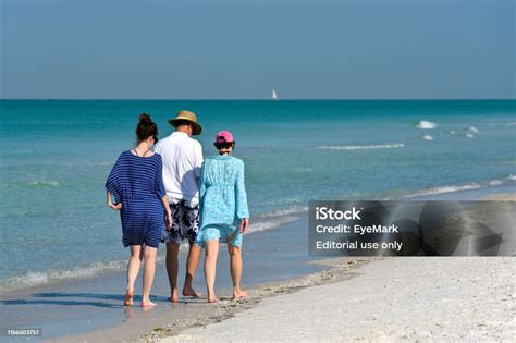 Orangorang Berjalan Di Pantai Foto Stok - Unduh Gambar Sekarang - Amerika Serikat - Amerika ...