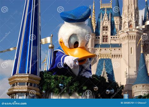 Disney Donald Duck During A Parade Editorial Photo - Image: 20585701