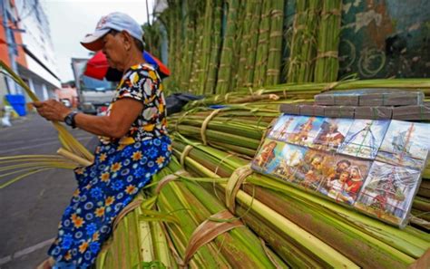 Gumagawa ng palaspas ang mga vendors para sa Palm Sunday na pagsisimula ng Semana Santa ...