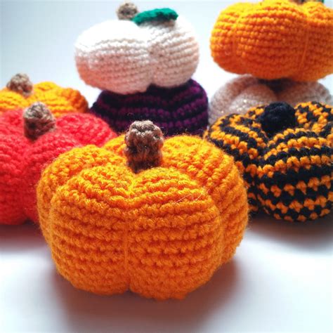 Free Pattern: Pumpkin Amigurumi | Crochet pumpkin pattern, Halloween ...