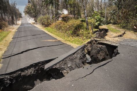 Hawaii volcano eruption sparks 46 earthquakes within hours as lava ...