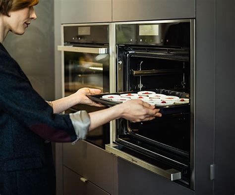 Pyrolytic Self-Cleaning Ovens | NEFF UK