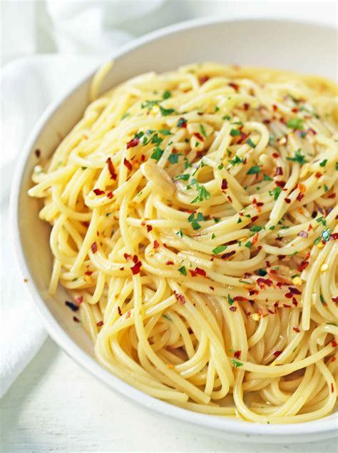 Spaghetti Aglio e Olio (Spaghetti with Garlic and Olive Oil) – Modern Honey