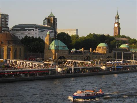 Landungsbrücken, Elbtunnel & Hafenrundfahrt – Merite Hotels Hamburg Altona