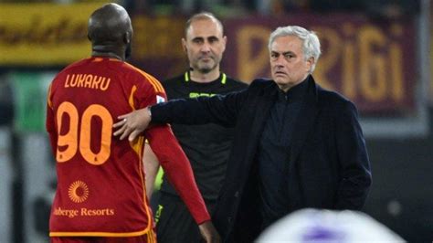 Jose Mourinho Bungkam Usai Laga AS Roma vs Fiorentina yang Mengharuskan Romelu Lukaku Dikartu ...