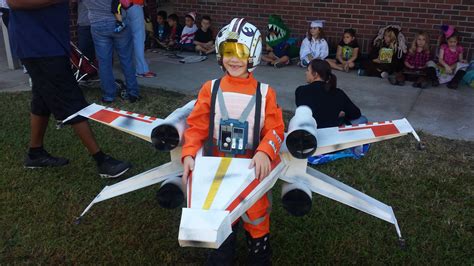 We've reached a consensus: This X-Wing Pilot costume is totes adorbz and the… Costume Star Wars ...