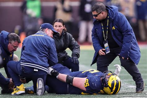 Zak Zinter injury update: Michigan lineman broke tibia, fibula in horrific injury vs. OSU