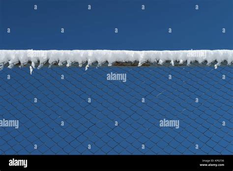 Chain link fence Stock Photo - Alamy