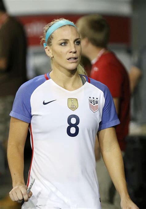 Defender Julie Johnston Ertz (#8) Usa Soccer, Soccer Team, Soccer Club, Nigeria Travel, Julie ...