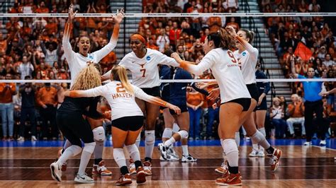 No. 1 Texas volleyball advances to Elite Eight