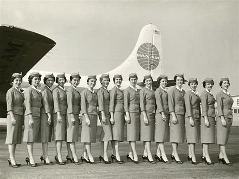 25 Vintage Photos Show Beautiful Flight Attendant Uniforms From Between the 1930s and 1970s ...