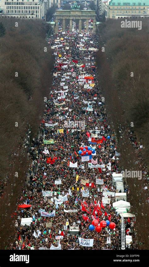 Brandenburg gate 1945 hi-res stock photography and images - Alamy