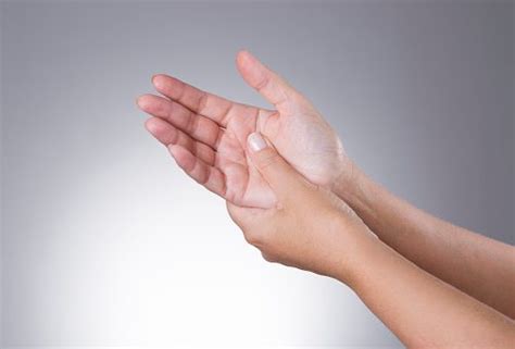 Pain in palm of hand: Palm pain causes and treatment