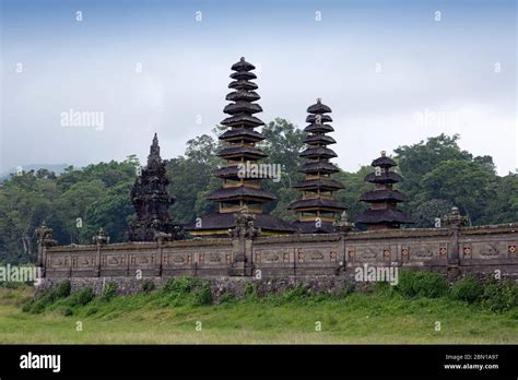 Temple on Lake Tamblingan in North Bali, Indonesia (Pura Dalem Tamblingan Stock Photo - Alamy