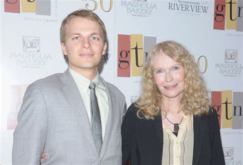 Farrow says son Ronan ‘possibly’ fathered by Sinatra | Globalnews.ca