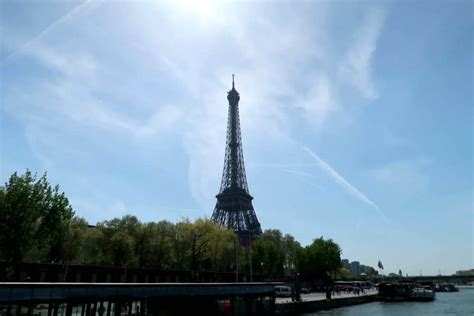 Eiffel tower from the boat - Monkey and Mouse