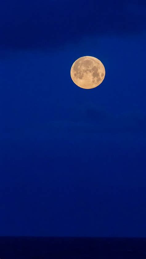 Full moon and dark blue sky - Creative Commons Bilder