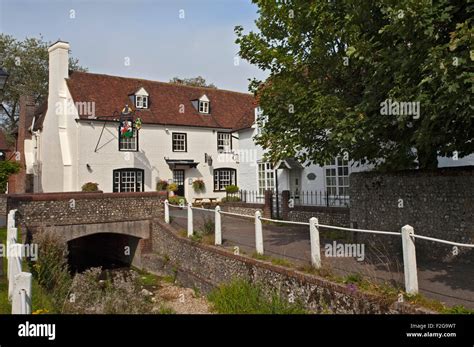 Ye olde english pub hi-res stock photography and images - Alamy