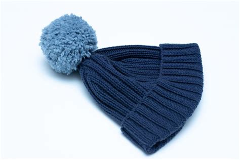 Tutorial: How to make a quick pom-pom for a knit hat | Knitted hats ...