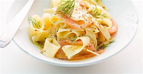 Lachs-Nudeln Rezept | EAT SMARTER