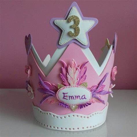 Corona cumpleaños Emma 3 años.Diseño: plumas,flores,corazones y estrellas.Colores:rosa,blanco, l ...