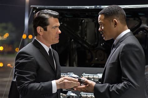 MoovyBoovy: 'MiB3' Still -- Josh Brolin and Will Smith Haggle over who gets the Little Gun