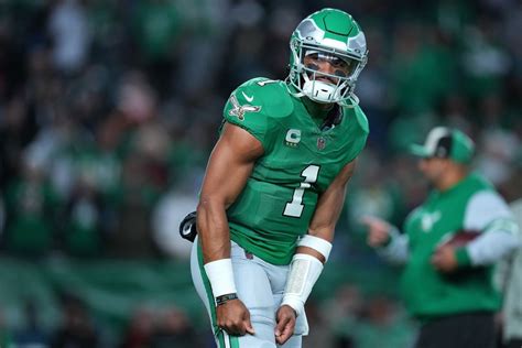 The Eagles’ kelly green uniforms are back and they’re amazing ...