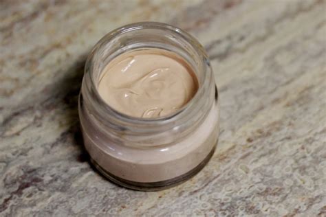 off the cheap end: Homemade Eyeshadow Primer