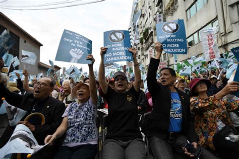 Tens of thousands rally for Taiwan independence vote – BorneoPost ...