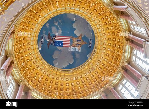 Des Moines, Iowa - The dome of the Iowa state capitol building Stock Photo - Alamy