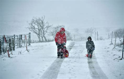 Met Éireann warns of snow, hail and thunder throughout Ireland today ...