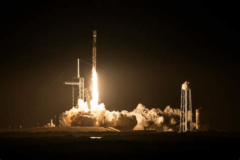 Lunar Ascent: SpaceX Launches Intuitive Machines Nova-C Moon Lander