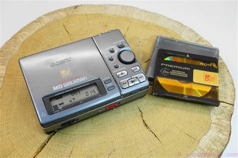 Sony MD Walkman MZ-R3 Portable Minidisc Recorder + Minidisc