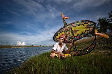 Wau Bulan a traditional Malay kite by abe less | Arcylic painting, People of the world, Fashion ...