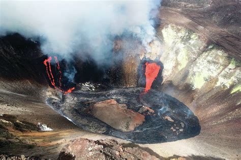 Volcano erupts on Big Island, draws crowds to park - The Garden Island