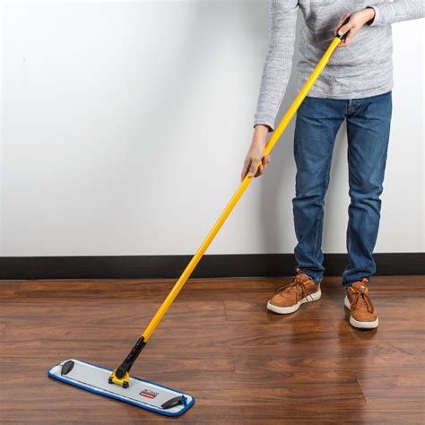 Rubbermaid HYGEN 18" Microfiber Wet Mop Kit with Mop and Pads