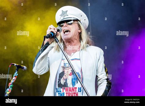 Robin Zander of Cheap Trick performing live on stage Stock Photo - Alamy