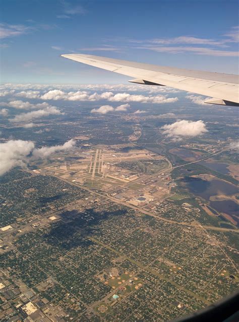 On approach to KMSP : aviation