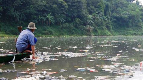 Foto Banjir, Tumpukan Sampah di Sungai Ladang Rezeki Pemulung