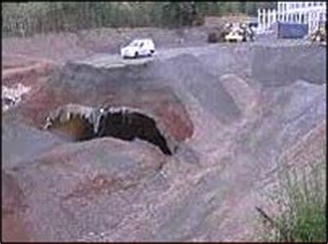 BBC NEWS | UK | England | Beds/Bucks/Herts | Tunnel collapse causes rail chaos