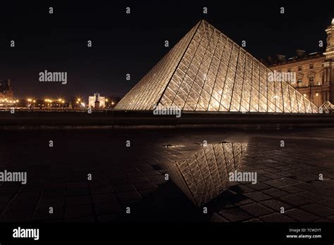 Night view of the Louvre in Paris Stock Photo - Alamy