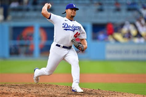 Dave Roberts Reacts to Brusdar Graterol's Wild Throw, Error in Dodgers ...