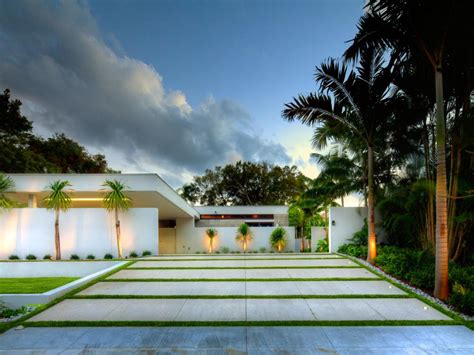 30 Homes That Show Off Their Top-Notch Modern Driveway